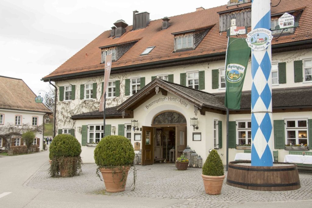 Außenansicht Brauereigasthof Hotel Aying - Eröffnung Restaurant 'August und Maria'